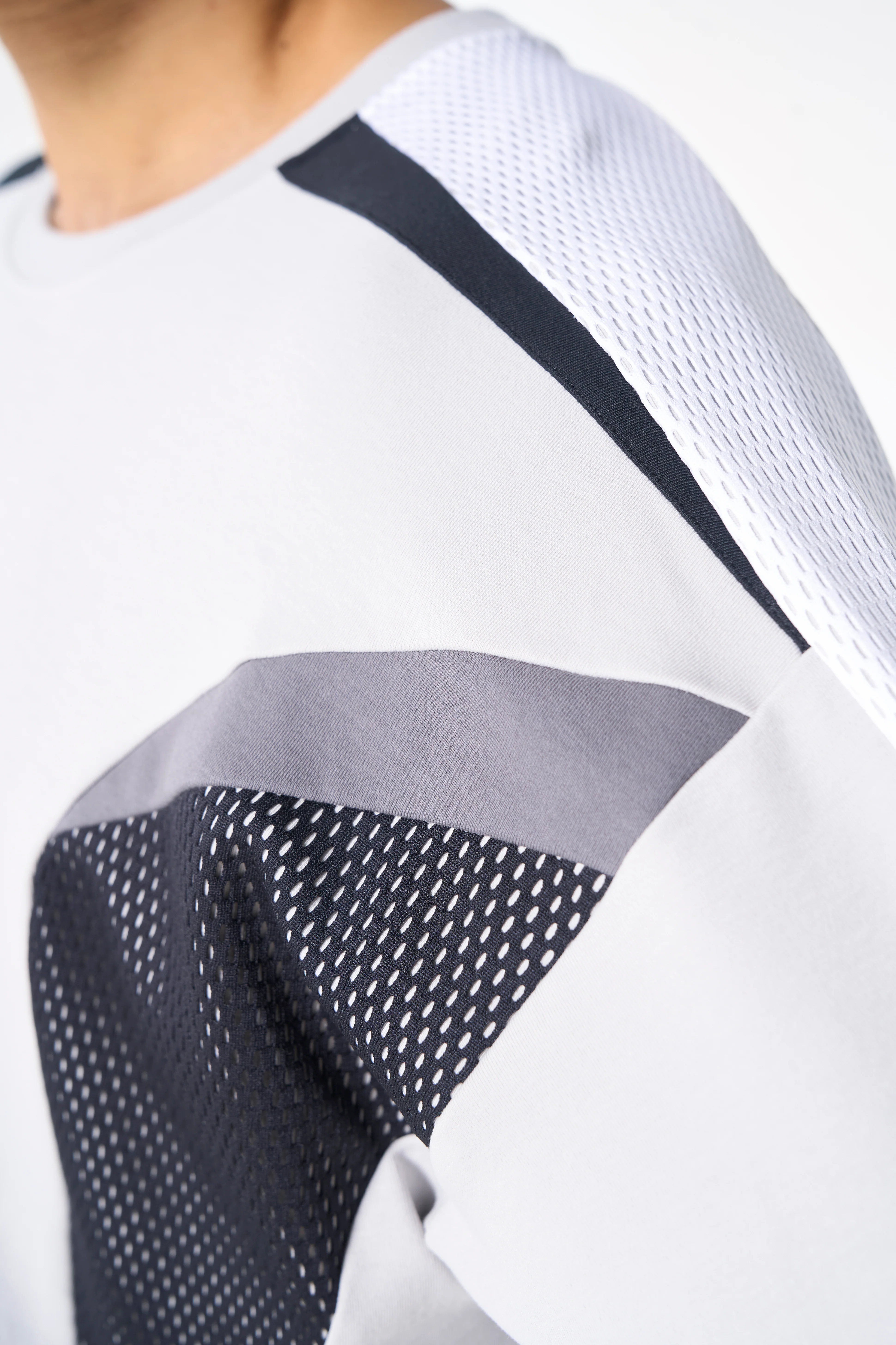 Men's Panelled Mesh Sport T-Shirt - Grey / Black - Image 3