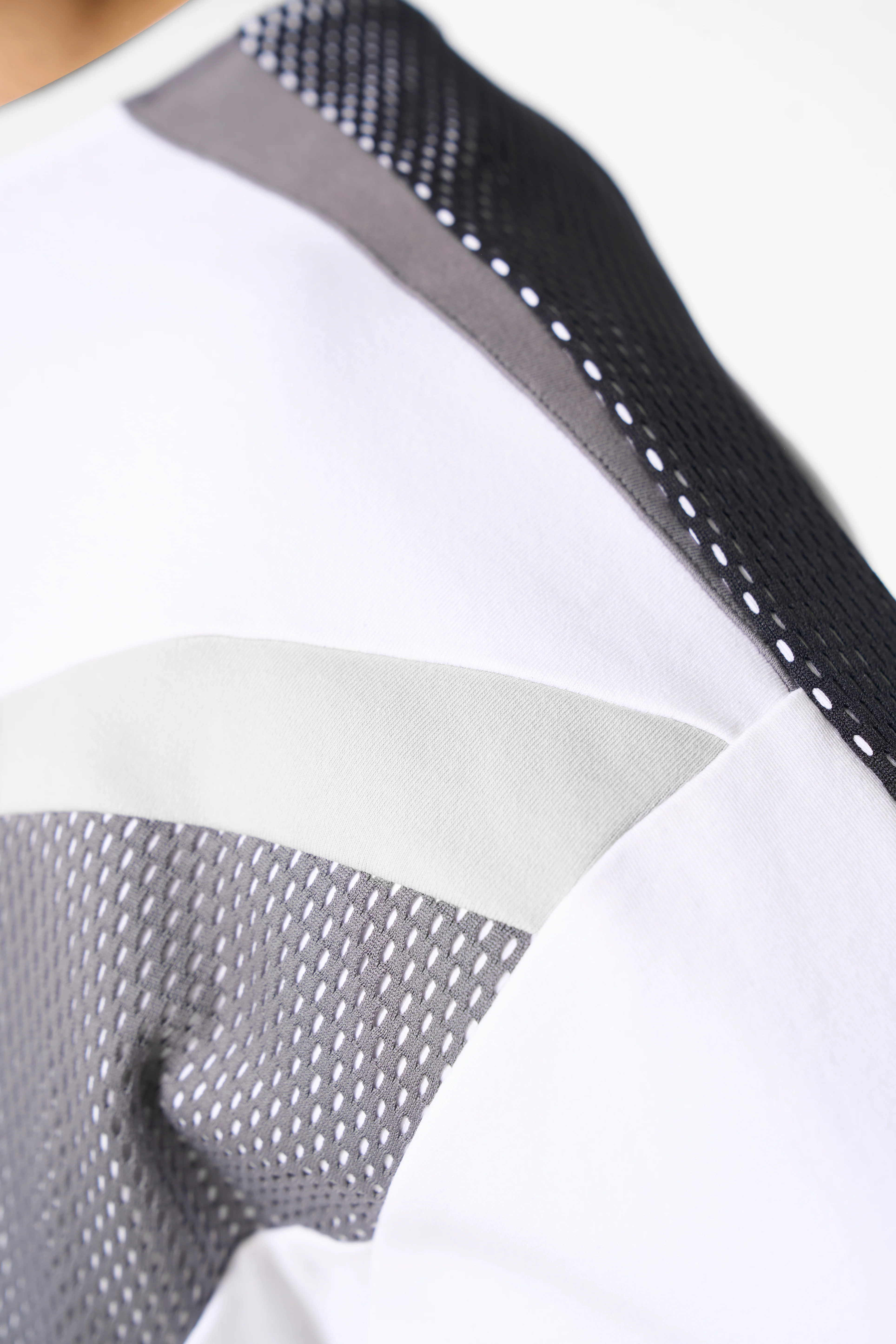 Men's Panelled Mesh Sport T-Shirt - White / Charcoal - Image 4